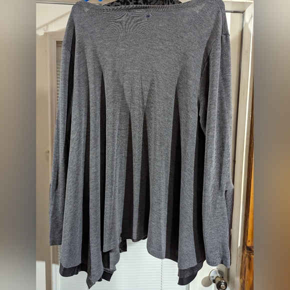 NEW DIRECTIONS WOMAN 1X GRAY W/FAUX LEATHER ON SLEEVES & SIDES PRE-LOVED SM HOLE - Picture 2 of 9